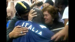 balotelli-abbraccia-la-madre