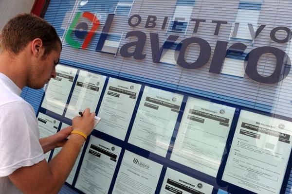 Lavoro: Istat, calano giovani 'a casa', -252 mila Neet